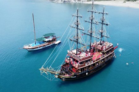 Plaukimas piratų laivu Kemere